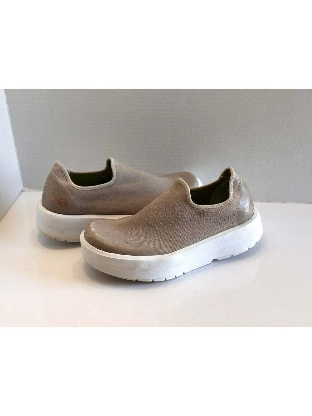 OOFOS Oomega EeZee Low Recovery Shoes Women’s Size 8 Taupe/White Comfy Slip On